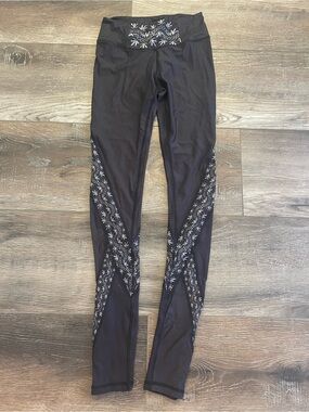 Wolven Threads Black Floral leggings NWT size XS